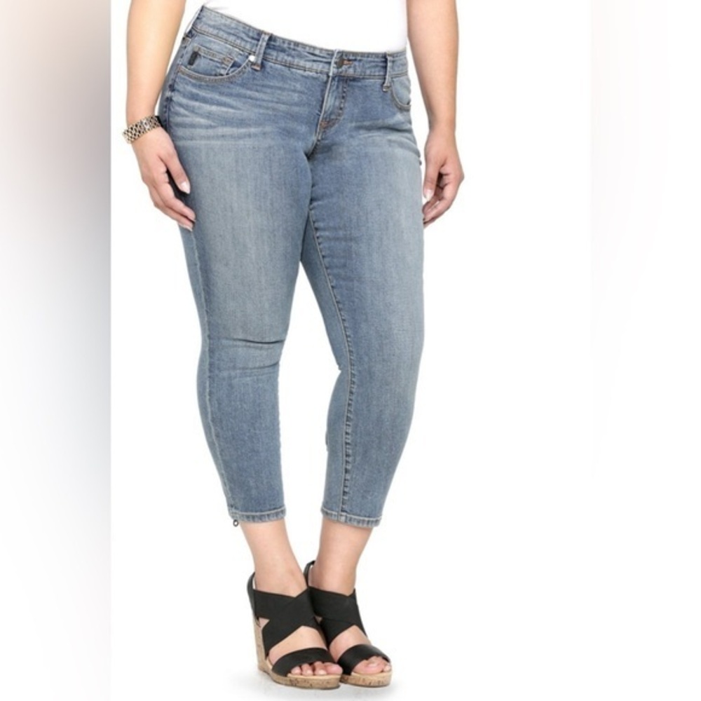Torrid Woman’s Medium Wash Mid Rise Cropped Leg Zip Skinny Jeans